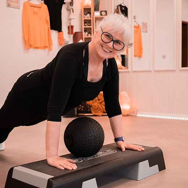 Die Inhaberin des Studios macht Übungen mit einem Stepper