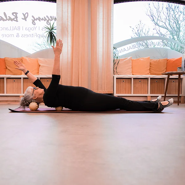 Die Inhaberin des Studios macht Übungen