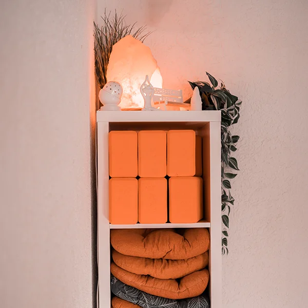 Schrank mit Wellness Utensilien und Salzsteinlampe