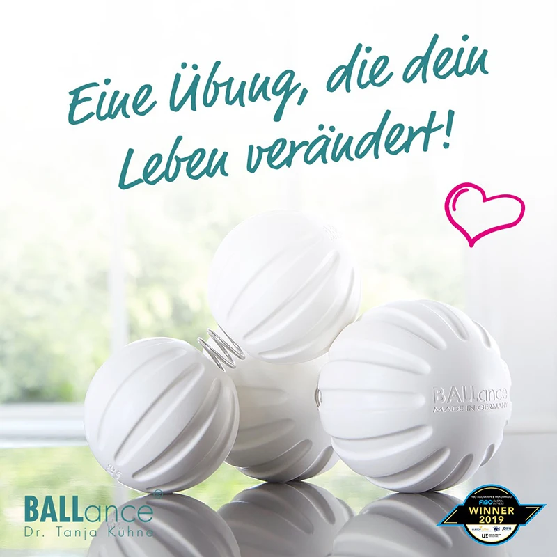 Bild von weißen BALLance-Bällen mir abgesofteten Hintergrund